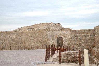 Güneşli günde Bahreyn Ulusal Kalesi, Al Bahreyn Kalesi