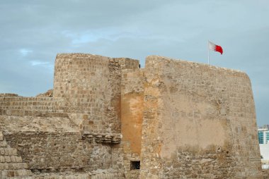 Güneşli günde Bahreyn Ulusal Kalesi, Al Bahreyn Kalesi