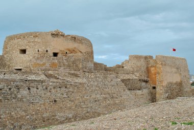 Güneşli günde Bahreyn Ulusal Kalesi, Al Bahreyn Kalesi