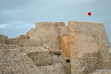 Güneşli günde Bahreyn Ulusal Kalesi, Al Bahreyn Kalesi