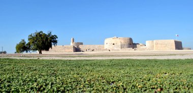 Güneşli günde Bahreyn Ulusal Kalesi, Al Bahreyn Kalesi