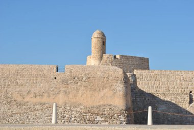 Güneşli günde Bahreyn Ulusal Kalesi, Al Bahreyn Kalesi