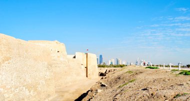 Güneşli günde Bahreyn Ulusal Kalesi, Al Bahreyn Kalesi