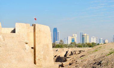 Güneşli günde Bahreyn Ulusal Kalesi, Al Bahreyn Kalesi