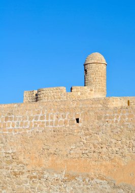 Güneşli günde Bahreyn Ulusal Kalesi, Al Bahreyn Kalesi