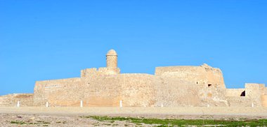 Güneşli günde Bahreyn Ulusal Kalesi, Al Bahreyn Kalesi