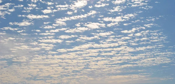 Облачно Красивое Небо Полдень Ярким Солнцем — стоковое фото