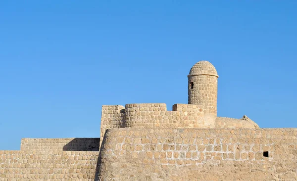 バーレーン国立城晴れた日には Qal Alバーレーン砦 — ストック写真