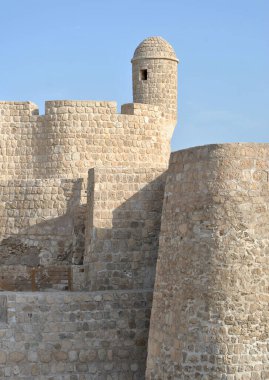 Güneşli günde Bahreyn Ulusal Kalesi, Al Bahreyn Kalesi