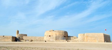 Güneşli günde Bahreyn Ulusal Kalesi, Al Bahreyn Kalesi