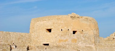 Güneşli günde Bahreyn Ulusal Kalesi, Al Bahreyn Kalesi