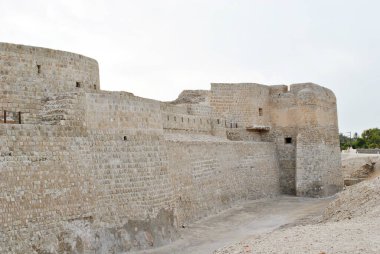 Güneşli günde Bahreyn Ulusal Kalesi, Al Bahreyn Kalesi