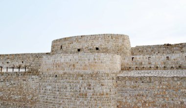 Güneşli günde Bahreyn Ulusal Kalesi, Al Bahreyn Kalesi