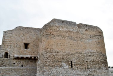 Güneşli günde Bahreyn Ulusal Kalesi, Al Bahreyn Kalesi