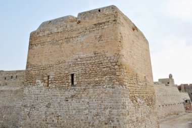 Güneşli günde Bahreyn Ulusal Kalesi, Al Bahreyn Kalesi