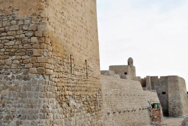 Güneşli günde Bahreyn Ulusal Kalesi, Al Bahreyn Kalesi
