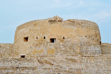 Güneşli günde Bahreyn Ulusal Kalesi, Al Bahreyn Kalesi