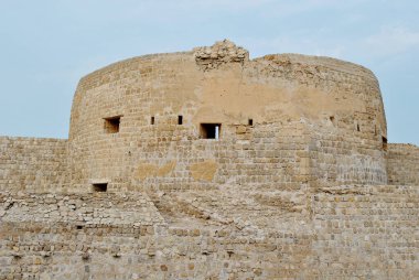 Güneşli günde Bahreyn Ulusal Kalesi, Al Bahreyn Kalesi