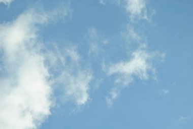 Bulutlu güzel gökyüzü Gün ortasında güneşli