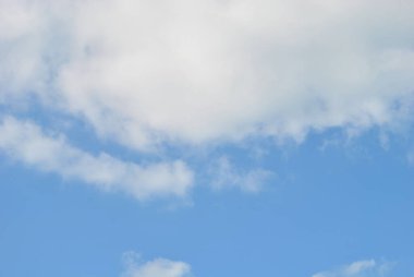 Bulutlu güzel gökyüzü Gün ortasında güneşli