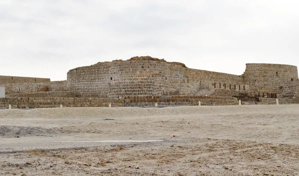 巴林国家城堡在晴天 Qal Bahrain要塞 — 图库照片