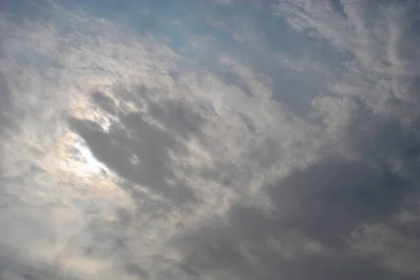 Облачно Красивое Небо Полдень Ярким Солнцем — стоковое фото
