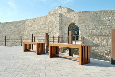 Güneşli günde Bahreyn Ulusal Kalesi, Al Bahreyn Kalesi