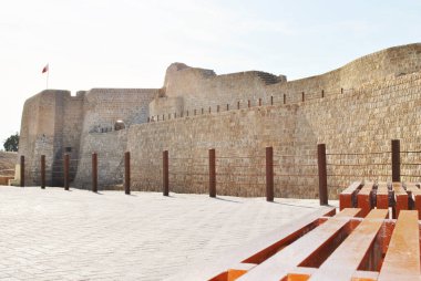 Güneşli günde Bahreyn Ulusal Kalesi, Al Bahreyn Kalesi