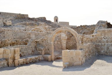 Güneşli günde Bahreyn Ulusal Kalesi, Al Bahreyn Kalesi