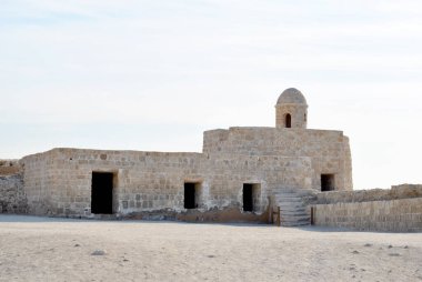 Güneşli günde Bahreyn Ulusal Kalesi, Al Bahreyn Kalesi