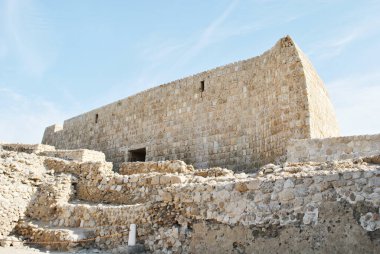 Güneşli günde Bahreyn Ulusal Kalesi, Al Bahreyn Kalesi
