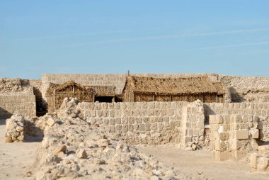 Güneşli günde Bahreyn Ulusal Kalesi, Al Bahreyn Kalesi