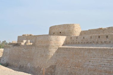 Güneşli günde Bahreyn Ulusal Kalesi, Al Bahreyn Kalesi