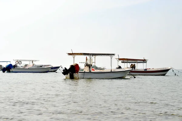 Рыбаки Местных Лодок Солнечный День — стоковое фото