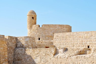 Güneşli günde Bahreyn Ulusal Kalesi, Al Bahreyn Kalesi