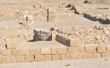 Güneşli günde Bahreyn Ulusal Kalesi, Al Bahreyn Kalesi