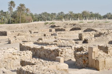 Güneşli günde Bahreyn Ulusal Kalesi, Al Bahreyn Kalesi