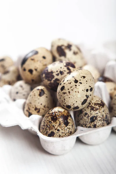 Пасхальные Перепелиные Яйца Контейнере Ярком Фоне — стоковое фото