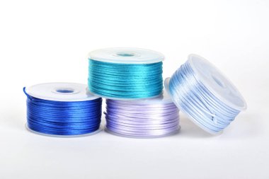 Beyaz arkaplanda renkli kablolar yığını