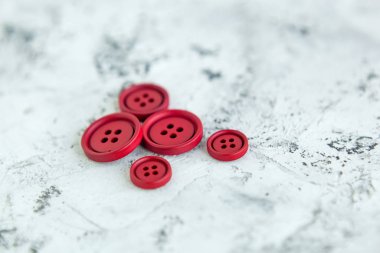 Beton arka planda kırmızı mat düğmeleri, makro bokeh. güzel nakış işi