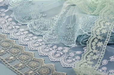 Mavi arka planda dantel kumaş yığını