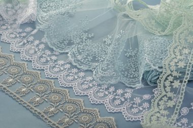 Mavi arka planda dantel kumaş yığını