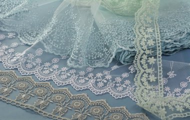 Mavi arka planda dantel kumaş yığını