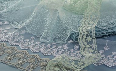 Mavi arka planda dantel kumaş yığını