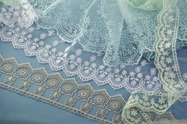 Mavi arka planda dantel kumaş yığını