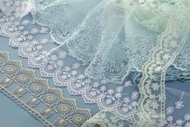 Mavi arka planda dantel kumaş yığını