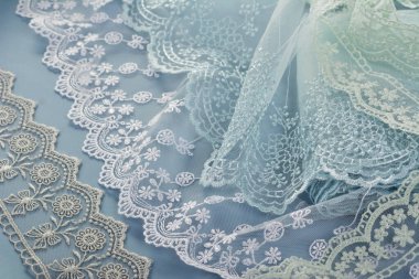 Mavi arka planda dantel kumaş yığını