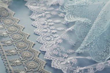 Mavi arka planda dantel kumaş yığını