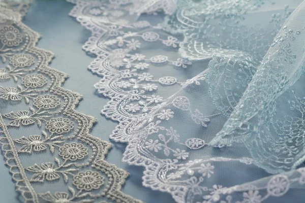 Mavi arka planda dantel kumaş yığını