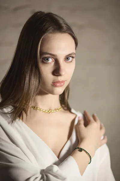 Retrato Hermosa Mujer Joven Bella Con Joyas Una Fuente Luz — Foto de Stock